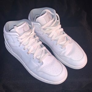 COPY - 💥WHITE NIKE AIR JORDAN 1 MID SNEAKERS💥